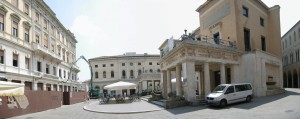 Vista del cantiere ZARA e del Caffè Pedrocchi a Padova
